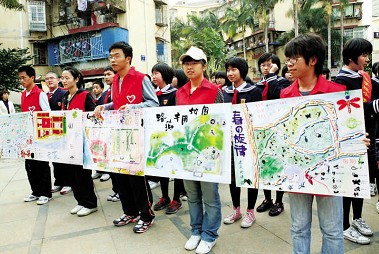 男子手绘踩点地图图片_WWW.66152.COM